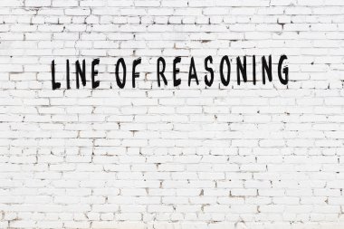 Siyah masadaki tebeşir elle yazılmış muhakeme satırı