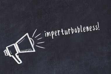 Hoparlör çizimli siyah karatahta ve yazıt bozulmamış.