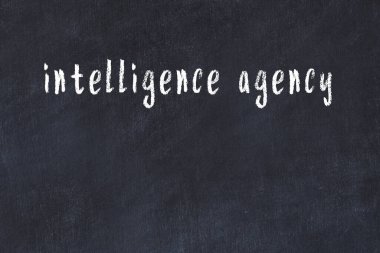 Üzerinde el yazısı istihbarat ajansı olan üniversite yazı tahtası.