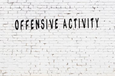 Üzerinde el yazısıyla yazması saldırgan hareketler olan üniversite yazı tahtası.