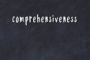 Tebeşir elle yazılmış yazıtlar siyah masa üzerinde kapsamlı