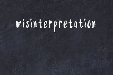 Üzerinde el yazısıyla yazılmış yanlış yorumlama olan üniversite kara tahtası.