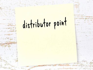 Dağıtıcı noktasını hatırlatma kavramı. Tahta duvarda üzerinde yazı olan sarı yapışkan kağıt.