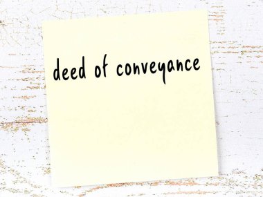 Tahta duvardaki sarı yapışkan notta el yazısıyla yazılmış taşıma belgesi var.