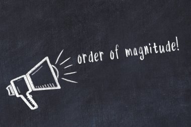 Hoparlör çizimi ve parlaklığı olan siyah karatahta