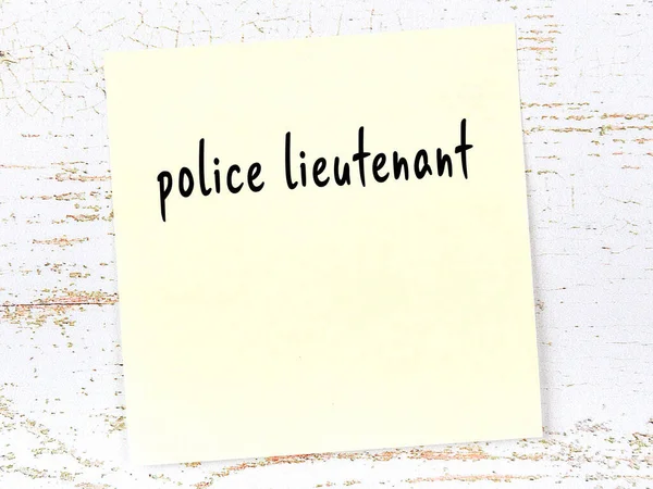 Nota Pegajosa Amarela Parede Madeira Com Inscrição Manuscrita Tenente Polícia — Fotografia de Stock