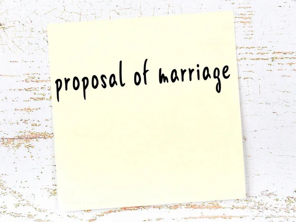 결혼의 제안에 시키는 새겨진 노란색 끈적끈적 이판에 새겨진 — 스톡 사진