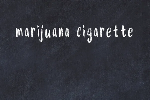 大学黑板 上面有手写的大麻香烟 — 图库照片