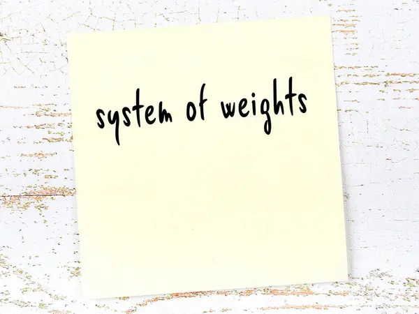 Gelbe Haftnotiz Holzwand Mit Handschriftlicher Beschriftung Der Gewichte — Stockfoto