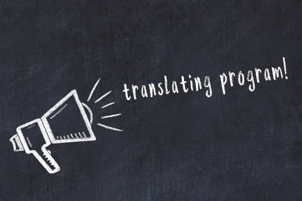 Hoparlörün tebeşir çizimi ve siyah masanın üzerine el yazısıyla yazılmış çeviri programı