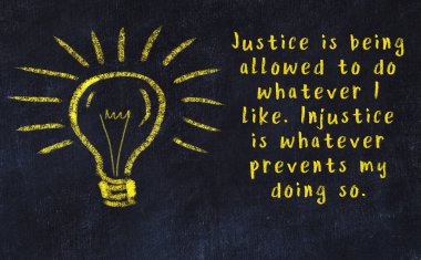 Bir karatahtaya ve bir ampul çizimine elle yazılmış akıllı bir alıntı.