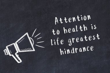 Bilge motivasyonel yazıtlı siyah karatahtaya hoparlör çizimi