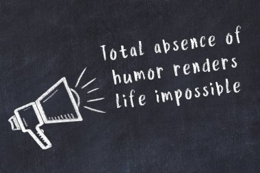 Bilge motivasyonel yazıtlı siyah karatahtaya hoparlör çizimi