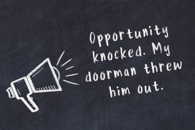 Bilge motivasyonel yazıtlı siyah karatahtaya hoparlör çizimi