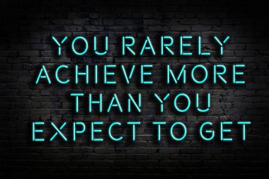 Tuğla duvardaki ışıklı neon tabela olarak bilgece alıntı