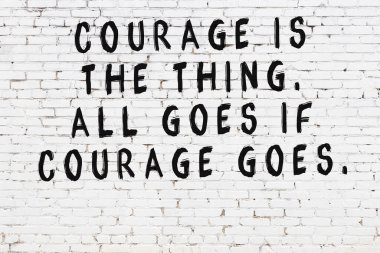 Beyaz tuğla duvar ve bilgece alıntıların yazılı olduğu siyah yazı.