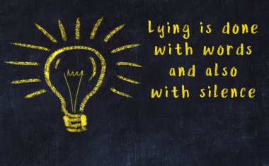 Bilgece bir alıntı ve siyah karatahtaya bir ampul çizimi