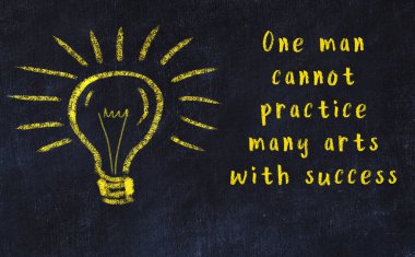 Bir karatahtaya ve bir ampul çizimine elle yazılmış akıllı bir alıntı.