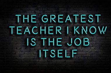 Zekice ve motive edici bir alıntı. Karanlıkta duvarda neon levhası