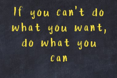 Siyah masa üzerine tebeşirle yazılmış zekice bir söz.