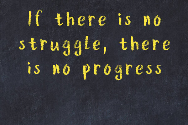 Меловая рукописная надпись "умная цитата" на черной доске