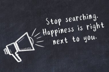 Bir hoparlörün tebeşir çizimi ve siyah karatahtaya el yazısıyla yazılmış alıntılar