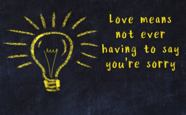 Bir karatahtaya ve bir ampul çizimine elle yazılmış akıllı bir alıntı.