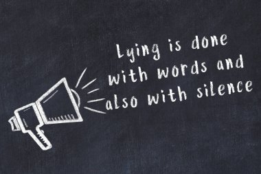 Bilge motivasyonel yazıtlı siyah karatahtaya hoparlör çizimi