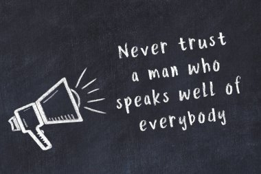 Bilge motivasyonel yazıtlı siyah karatahtaya hoparlör çizimi