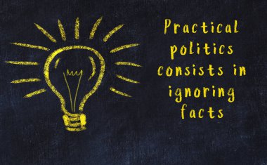 Bir karatahtaya ve bir ampul çizimine elle yazılmış akıllı bir alıntı.