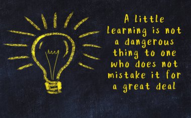 Bir karatahtaya ve bir ampul çizimine elle yazılmış akıllı bir alıntı.