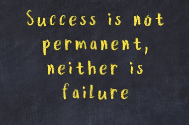 Bilgece motive edici el yazısı tebeşirle yazılmış siyah karatahta