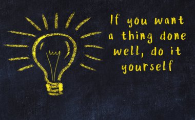 Bir karatahtaya ve bir ampul çizimine elle yazılmış akıllı bir alıntı.