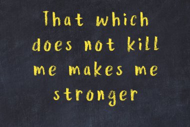 Siyah masa üzerine tebeşirle yazılmış zekice bir söz.