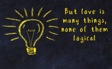 Bir karatahtaya ve bir ampul çizimine elle yazılmış akıllı bir alıntı.