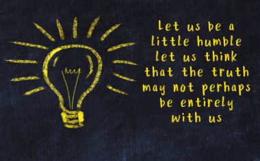 Bilgece bir alıntı ve siyah karatahtaya bir ampul çizimi