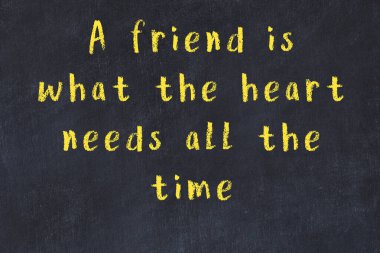 Siyah tahta üzerine akıllı alıntıların el yazması tebeşir yazısı