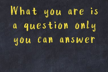 Siyah masa üzerine tebeşirle yazılmış zekice bir söz.