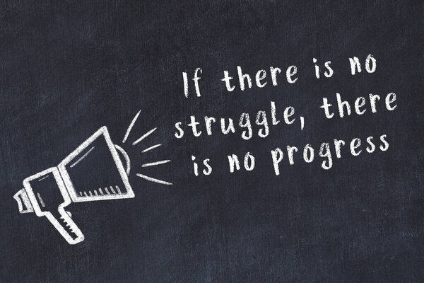 Рисунок громкоговорителя на черной доске с мудрой движущейся надписью