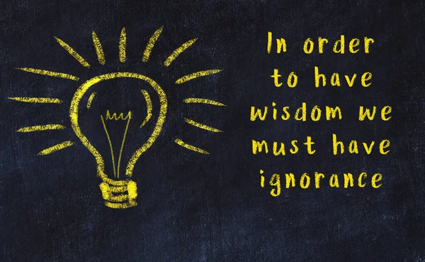 Bir karatahtaya ve bir ampul çizimine elle yazılmış akıllı bir alıntı.