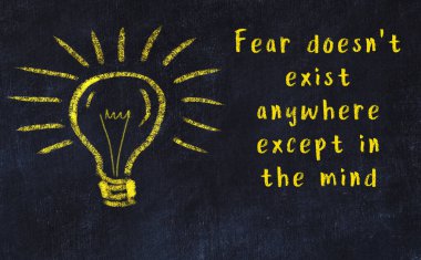 Bir karatahtaya ve bir ampul çizimine elle yazılmış akıllı bir alıntı.