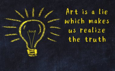 Bilgece bir alıntı ve siyah karatahtaya bir ampul çizimi