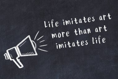 Bilge motivasyonel yazıtlı siyah karatahtaya hoparlör çizimi