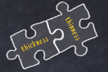 Sorunlarla başa çıkma kavramı. Bulmacaları kalın ve ince kelimelerle birleştirmenin tebeşir çizimi.