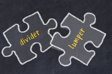 Sorunlarla başa çıkma kavramı. Bulmacaları kelime bölücü ve hantal ile birleştirmenin tebeşir çizimi.