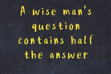 Bilgece motive edici el yazısı tebeşirle yazılmış siyah karatahta