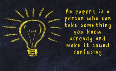 Bilgece bir alıntı ve siyah karatahtaya bir ampul çizimi