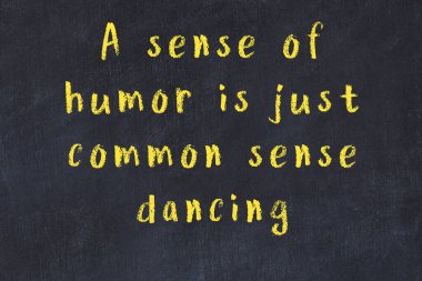 Siyah masa üzerine tebeşirle yazılmış zekice bir söz.