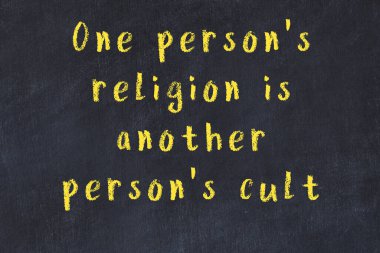 Bilgece motive edici el yazısı tebeşirle yazılmış siyah karatahta