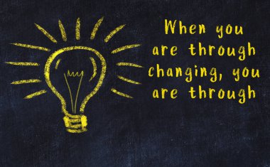 Bir karatahtaya ve bir ampul çizimine elle yazılmış akıllı bir alıntı.